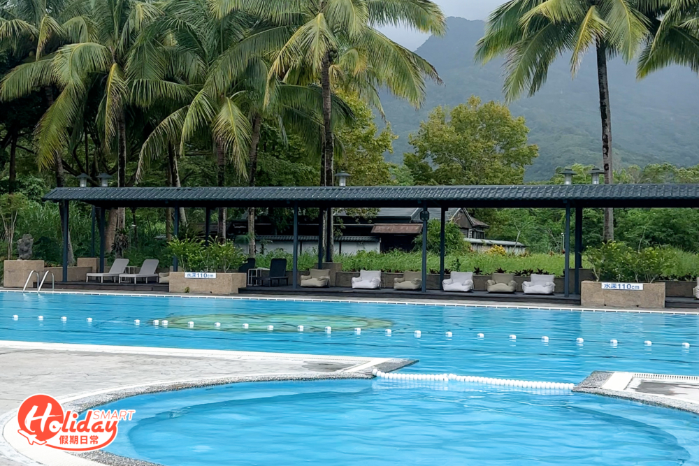 溫泉區的另一邊是露天泳池，被山脈環繞之下別有一番度假感。
