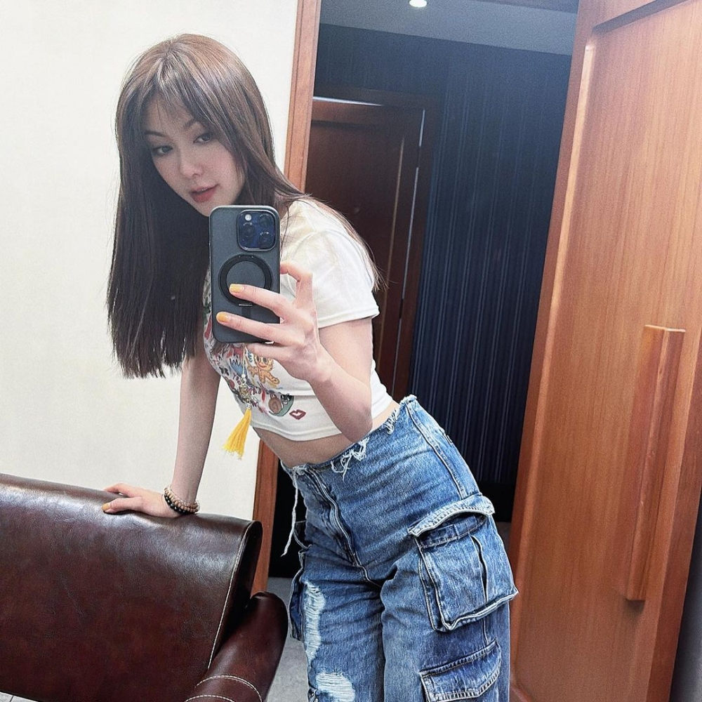 雖然多次被指個樣唔同咗,但Fiona繼續晒自拍