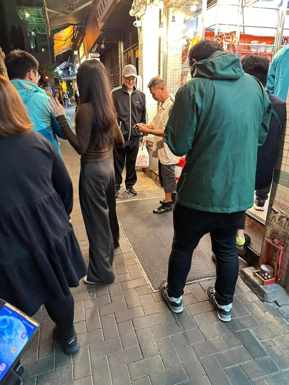 近日就再有網友於香港著名叉燒店偶遇張智霖