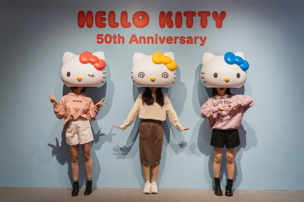 戴上頭套秒變Hello Kitty？！