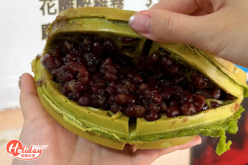 抹茶紅豆格仔餅，以抹茶蛋漿作格仔餅基調，再加入滿滿的紅豆。