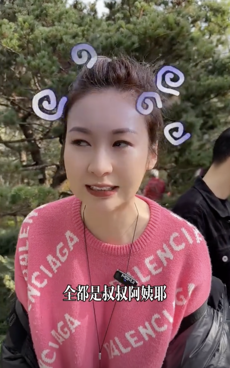 佢笑言以為會有帥哥出現,但估唔到全場都係叔叔阿姨
