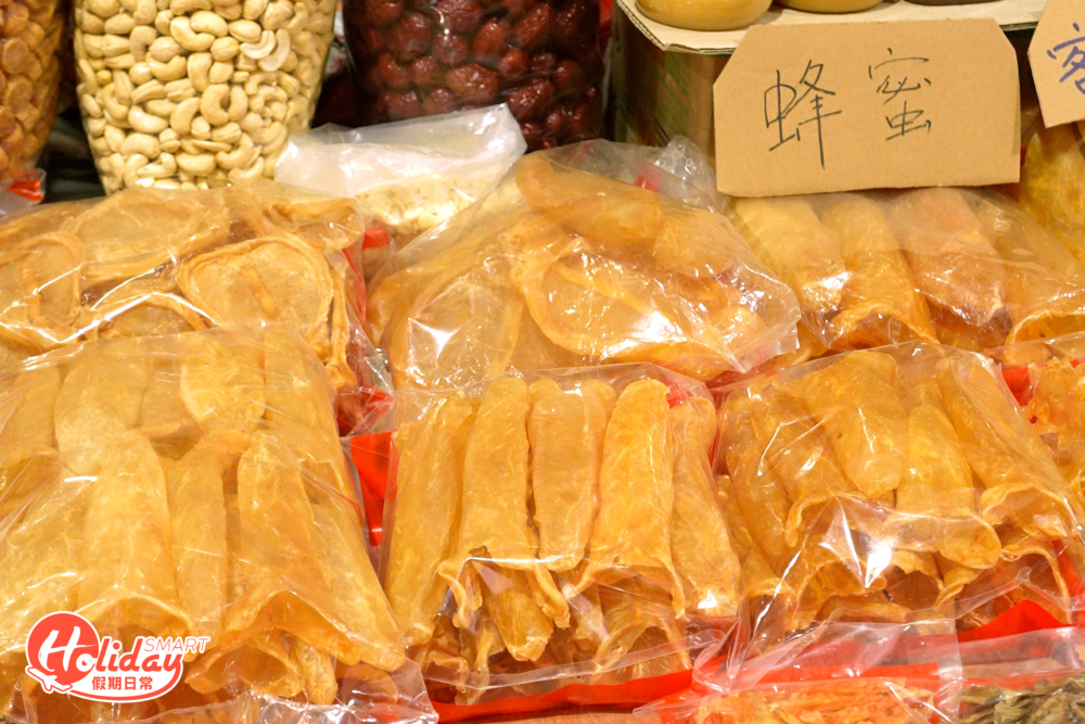 沙頭角中心地帶設街市及熟食市場，熟食市場內提供正宗的客家菜之外，還有一條主打售賣海味乾貨的「海味街」