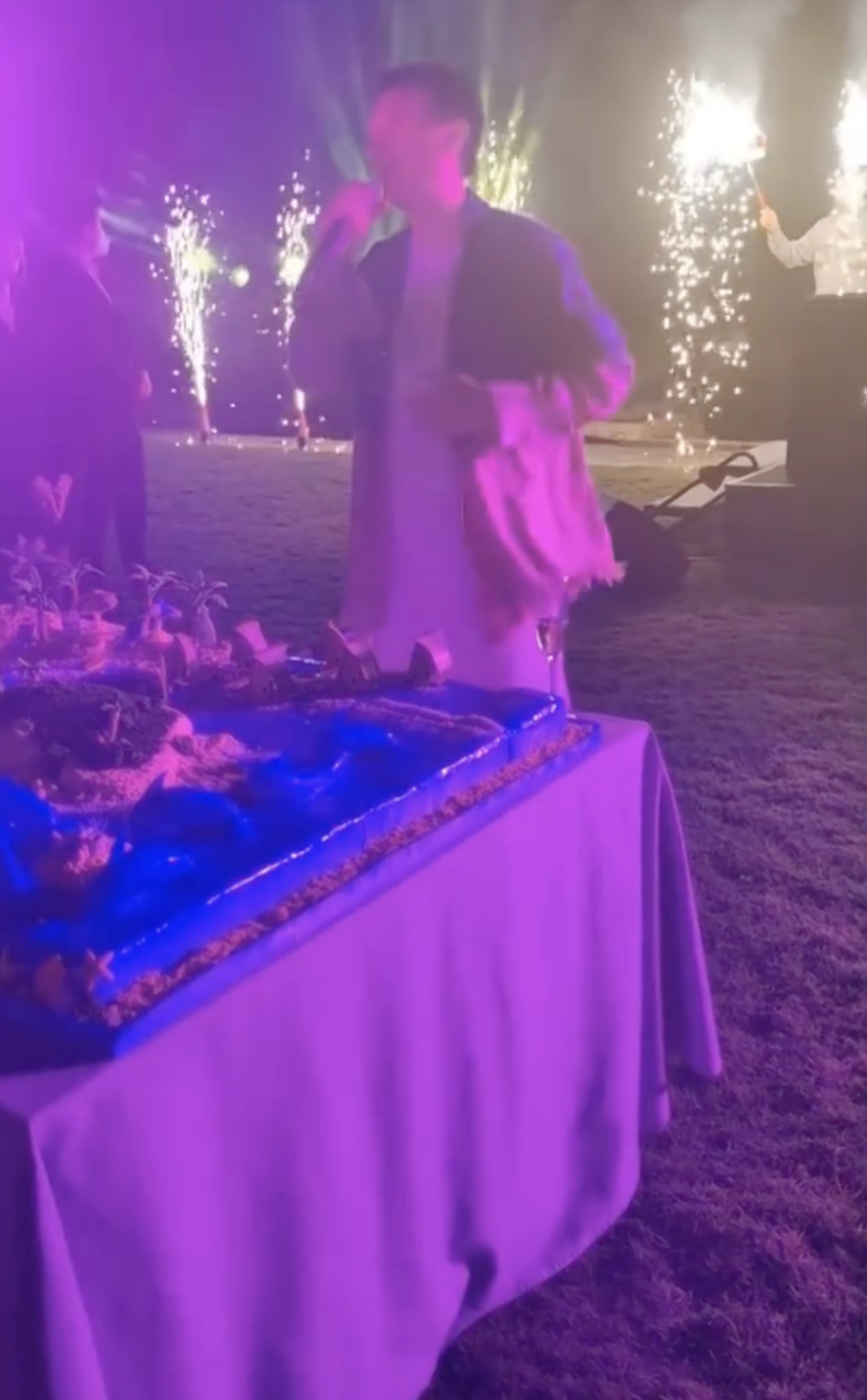 現場更燒起煙花為他慶祝