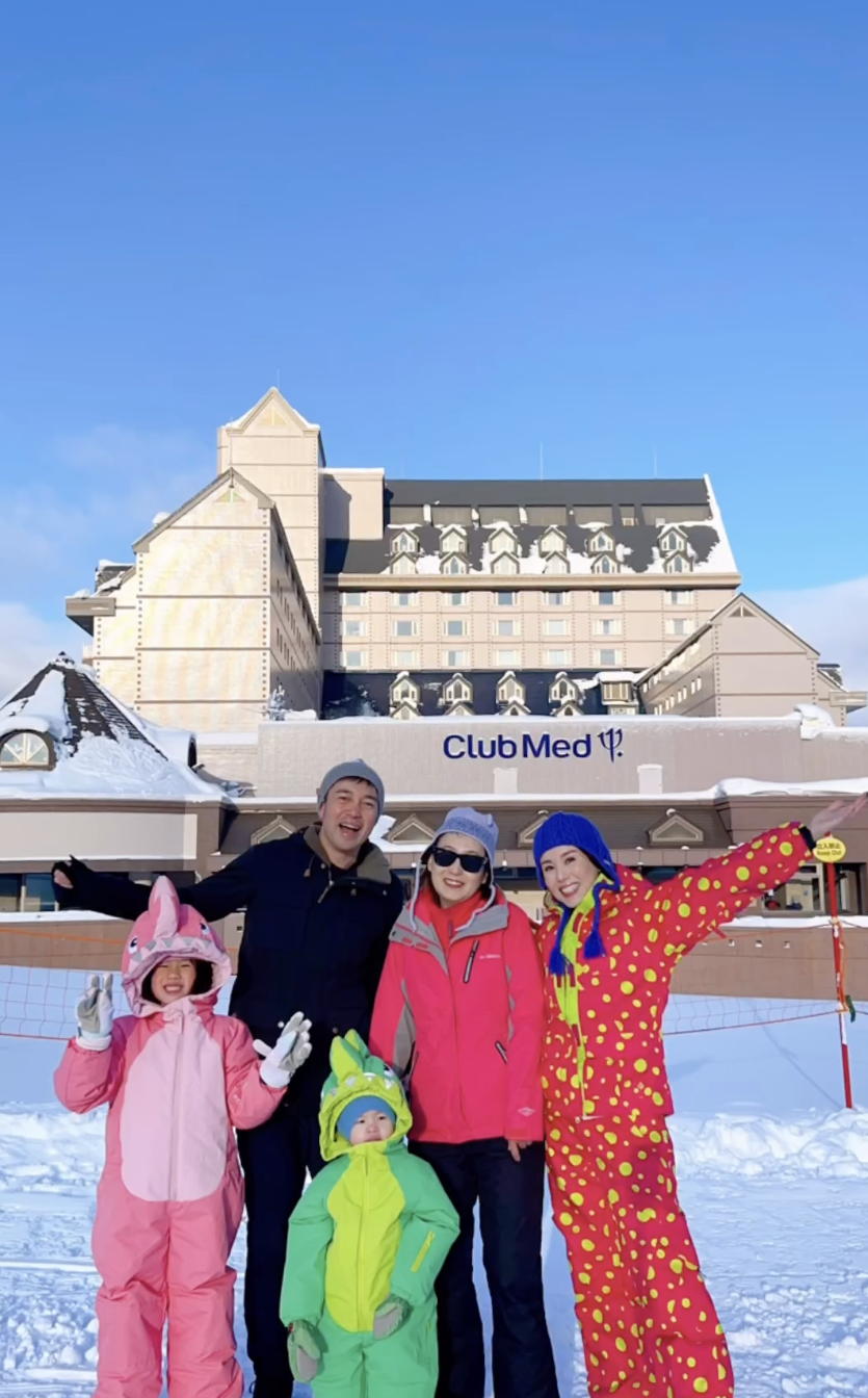 索爆人妻楊洛婷和老公、婆婆及一對子女最近在日本北海道旅遊