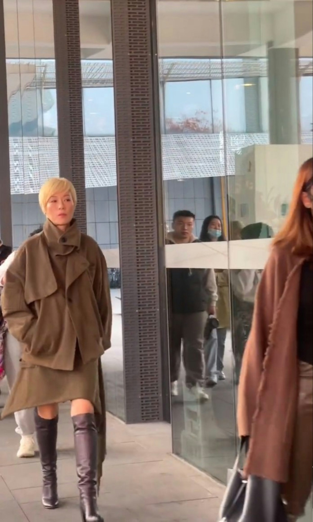 網友：「後面那女的是不是覺得自己很大牌？那樣子好像誰要捧她臭腳。」