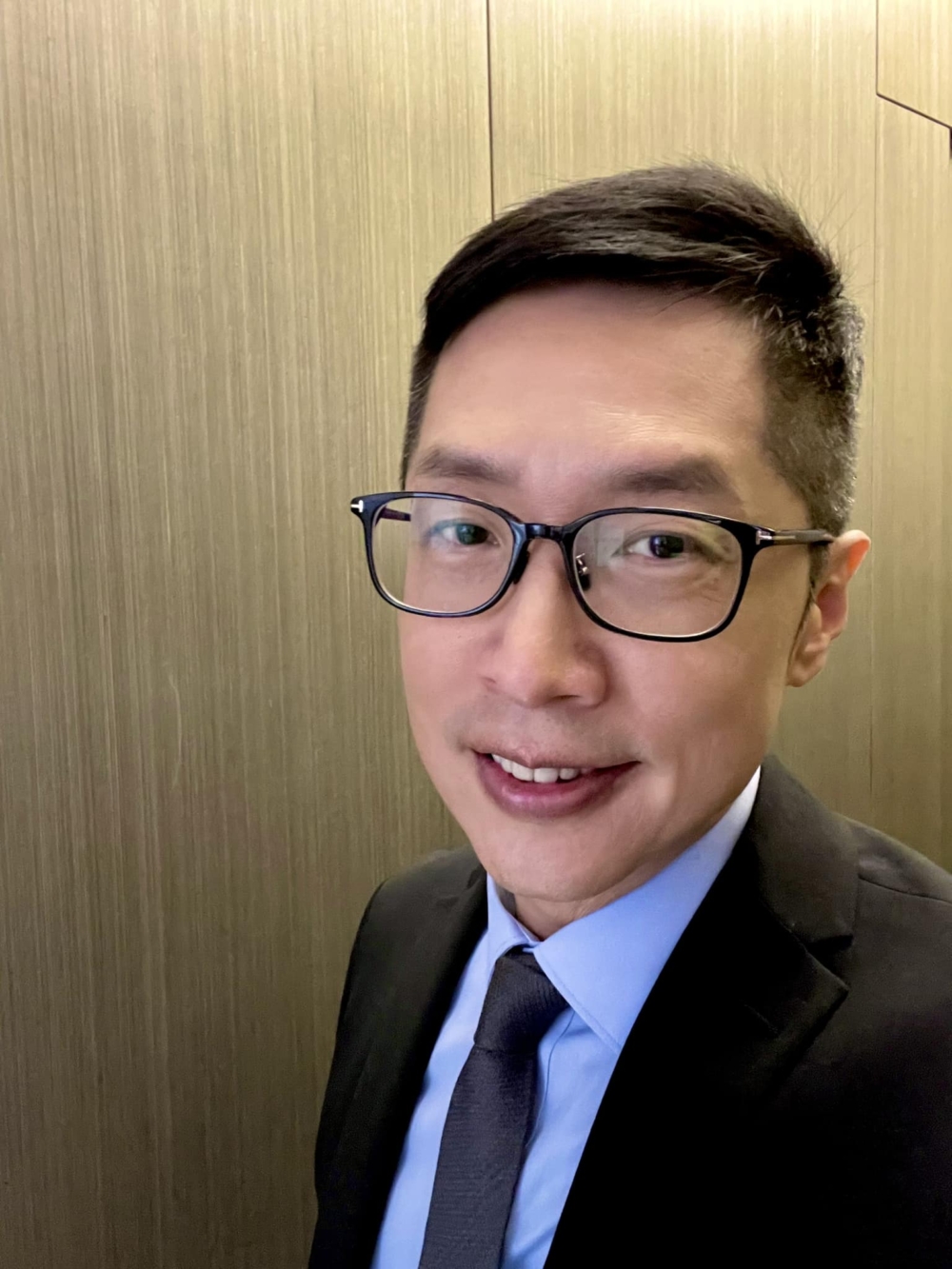 管理層馬浚偉更新履歷 FB大騷14個頭銜
