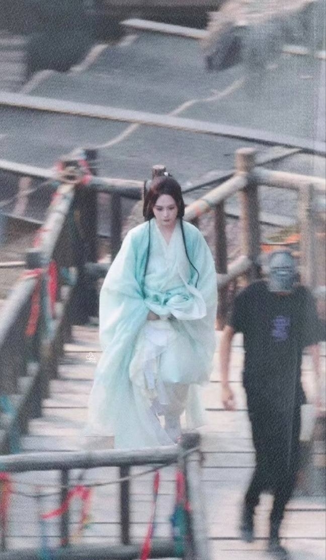 儘管年齡相差14歲，但阿嬌向來保養得宜，於劇中與男主角丁禹兮看起來更像姐弟