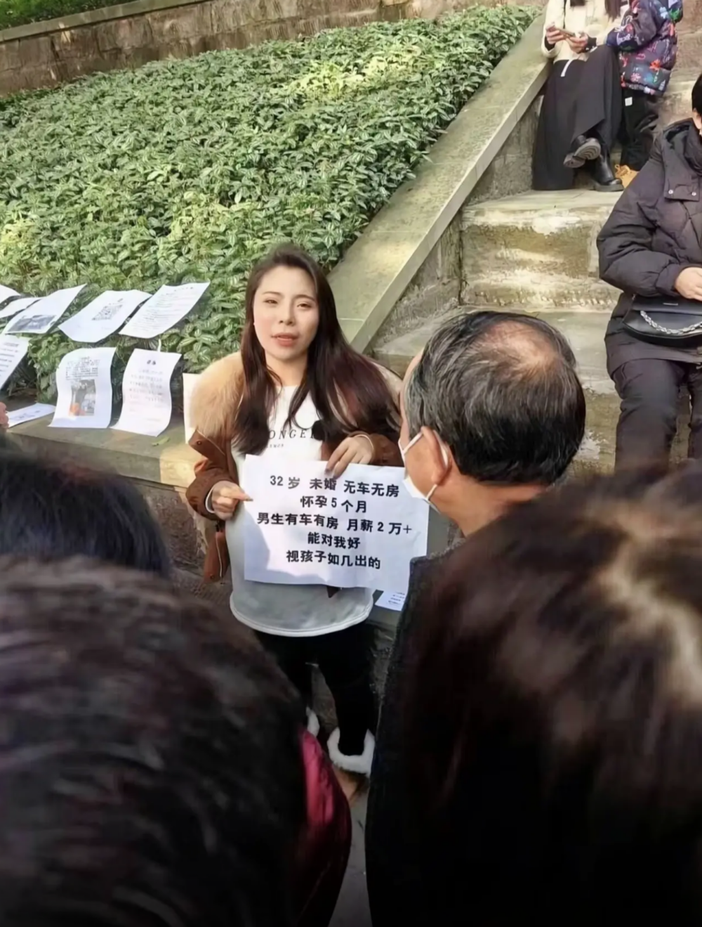 呢位孕婦自稱32歲,無車無樓,懷孕5個月,佢希望將來嘅另一半有車有樓,月薪要有2萬元人民幣以上