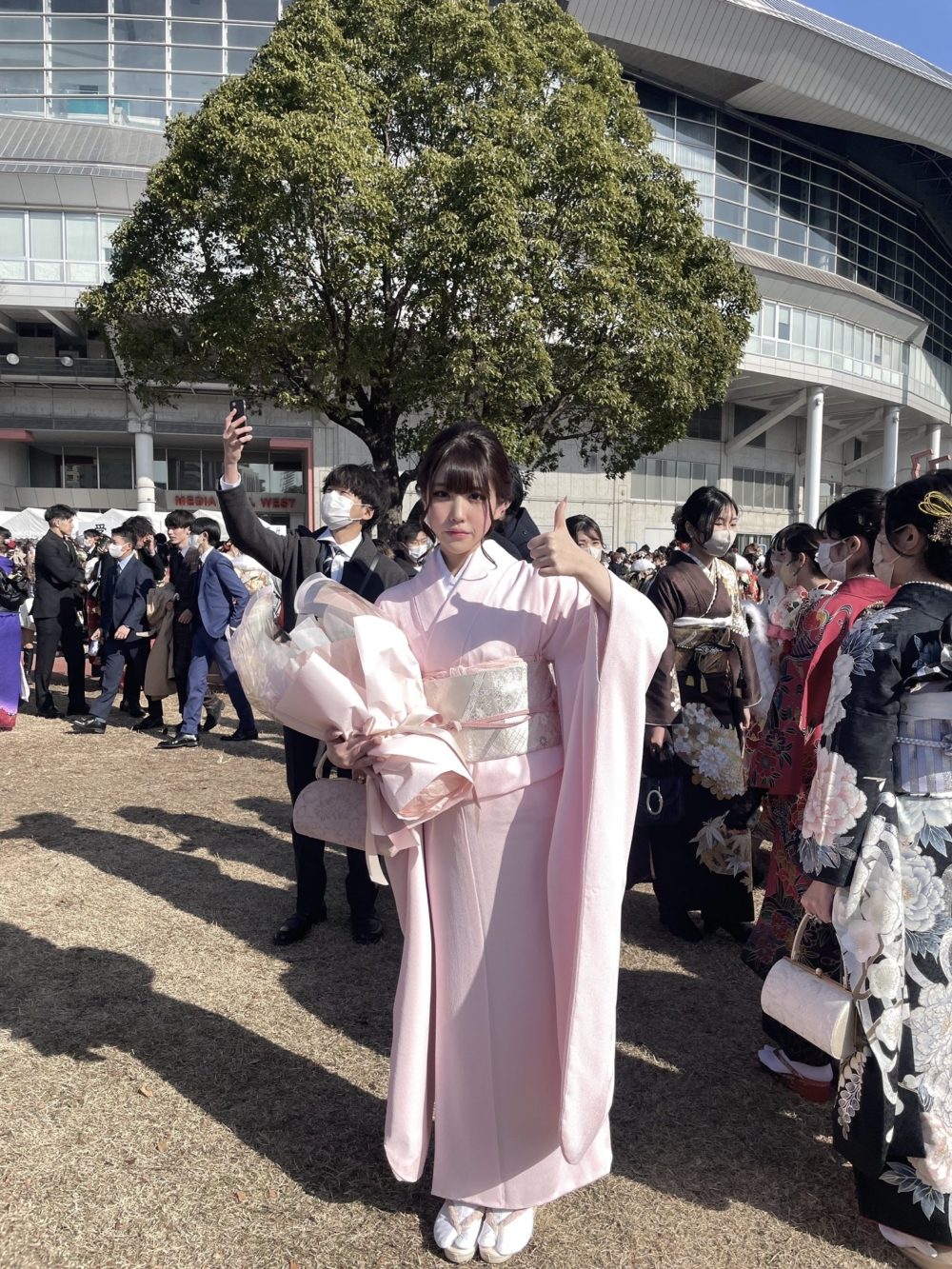 相片中佢身材苗條，著上粉紅色和服完全係一位美少女