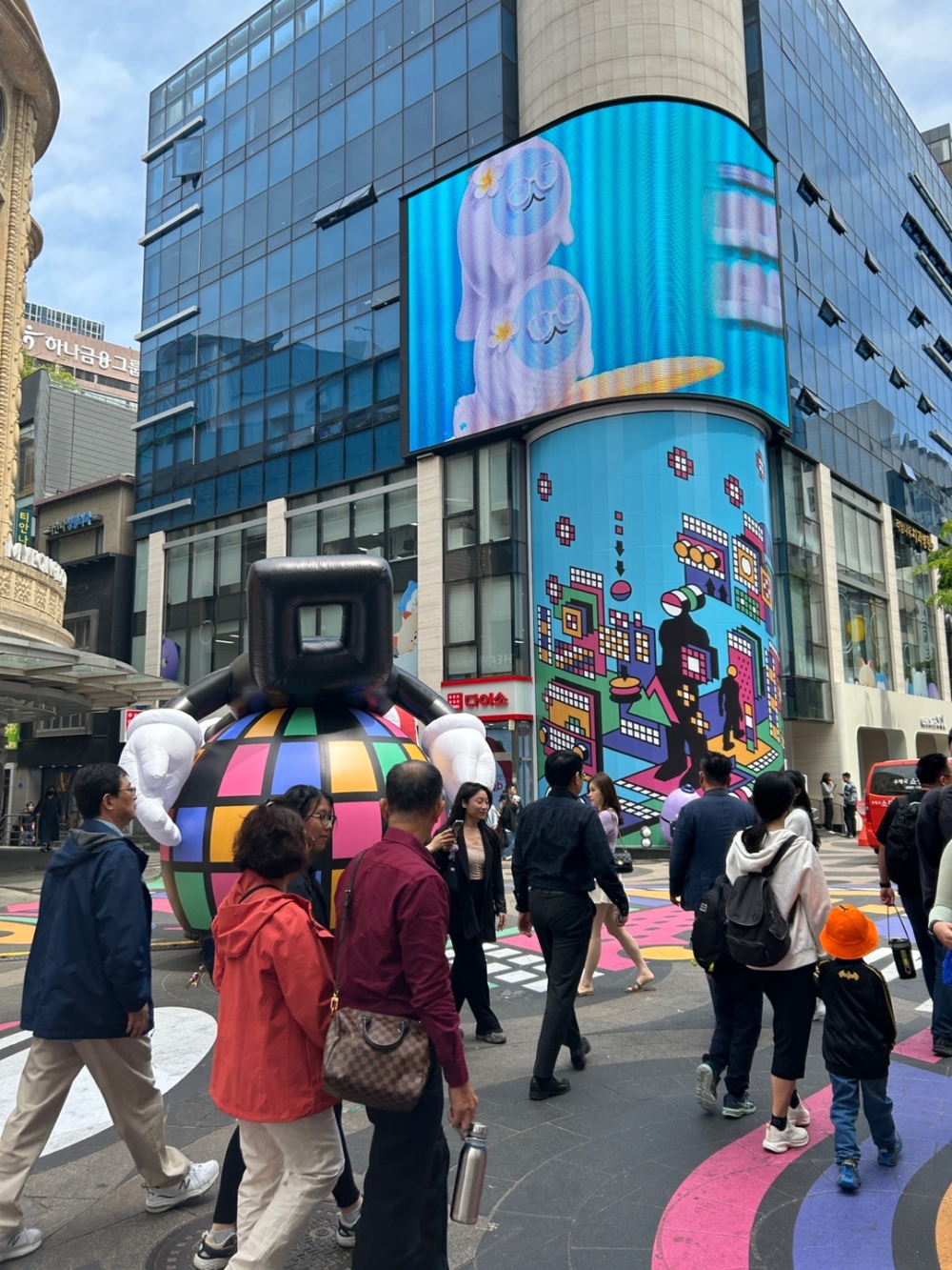 韓國市區各地設有多個「退稅櫃檯（退稅處）」及「自助退稅機」，方便遊客辦理退稅～