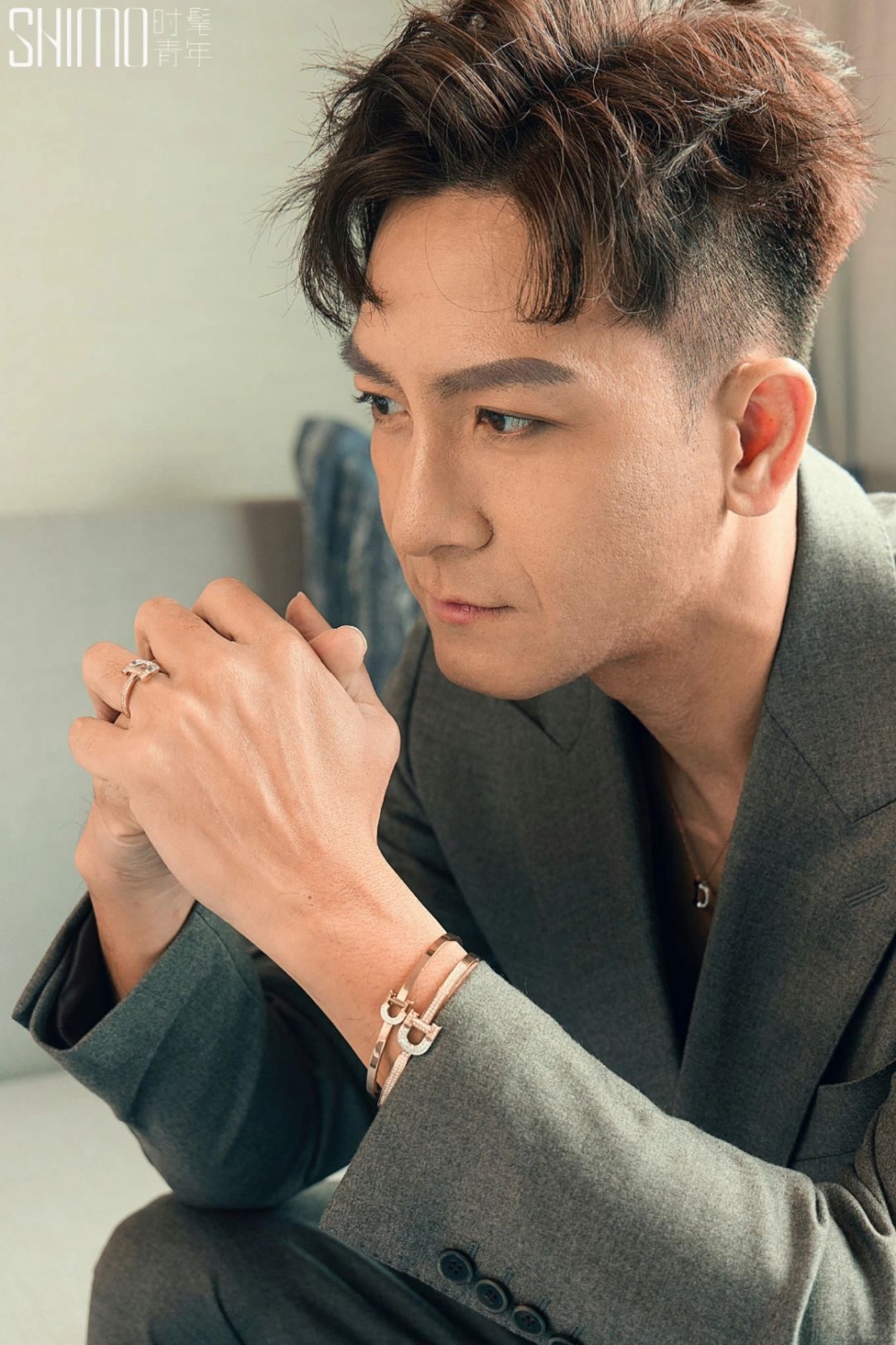 其中側面照更清楚看到馬明夾翹了睫毛！