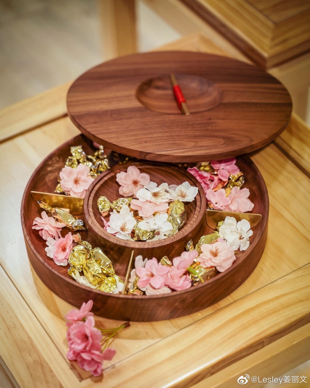 傳統全盒主要以漆器製作，取其「如膠如漆」之意！