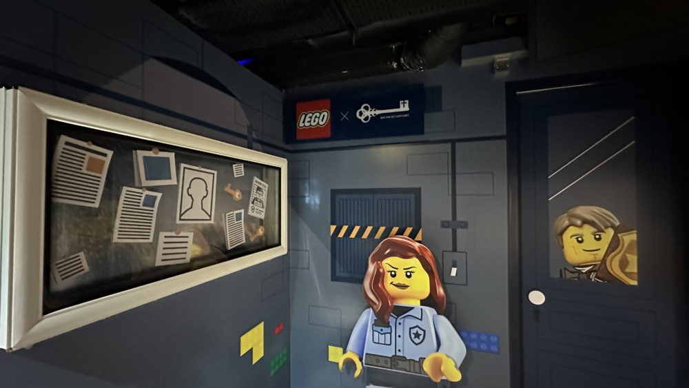 沙田店的玩家則扮演獄警搜索囚犯留下的蛛絲馬跡，追捕蓄謀已久的逃犯們，樂高警察需搜索他們留下的蛛絲 馬跡，並將他們追捕送回監獄島。