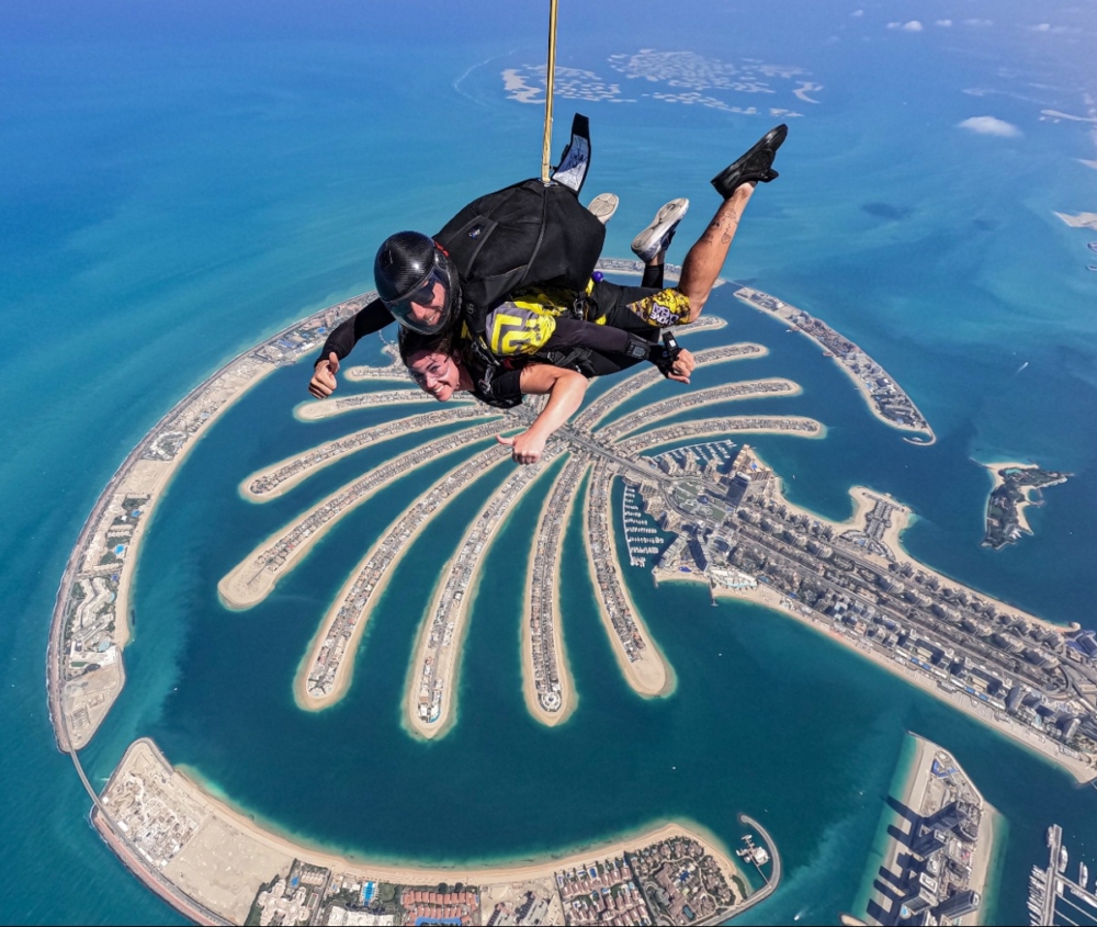 杜拜有世界聞名嘅高空跳傘景點:朱美拉棕櫚島