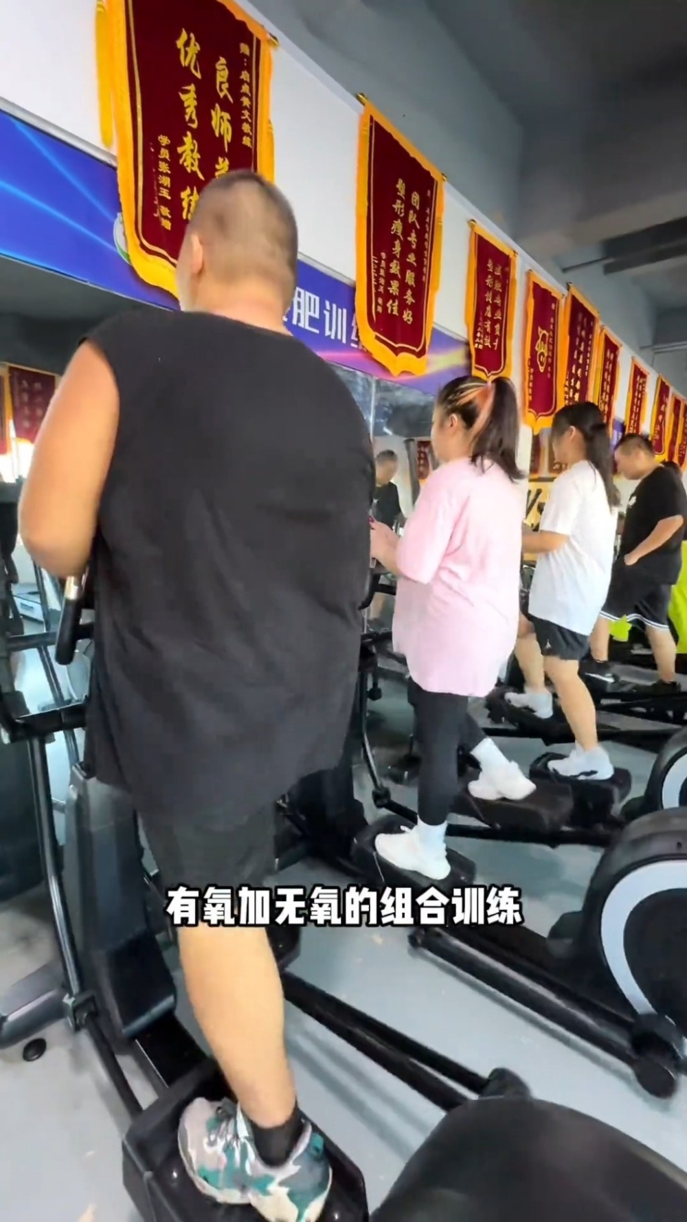 享受早餐後便要連續進行多小時的有氧訓練