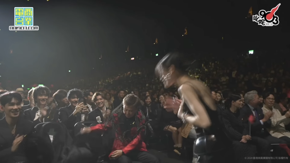 呢個舉動亦被攝影機影到，網民大讚光B有風度！