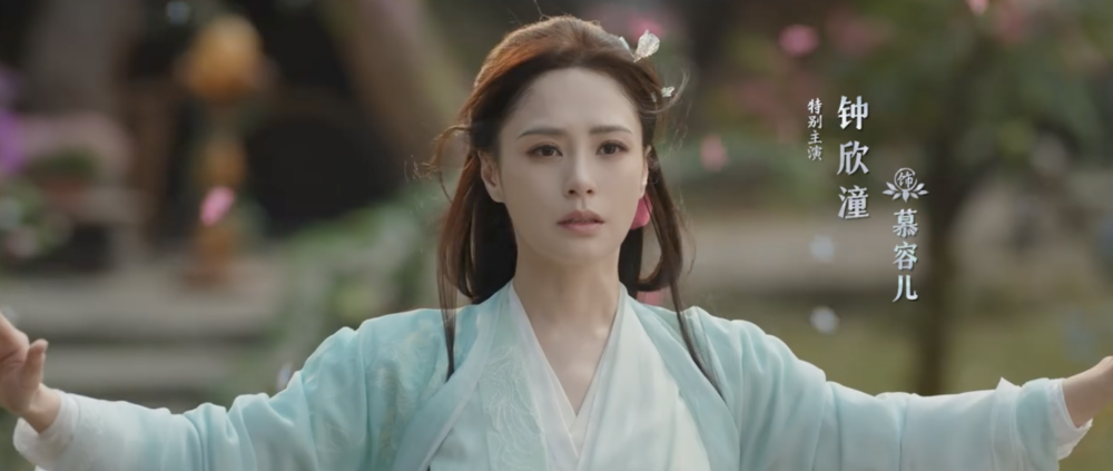 輕盈的淺藍色紗衣和簡約的長髮讓她展現了溫柔氣質