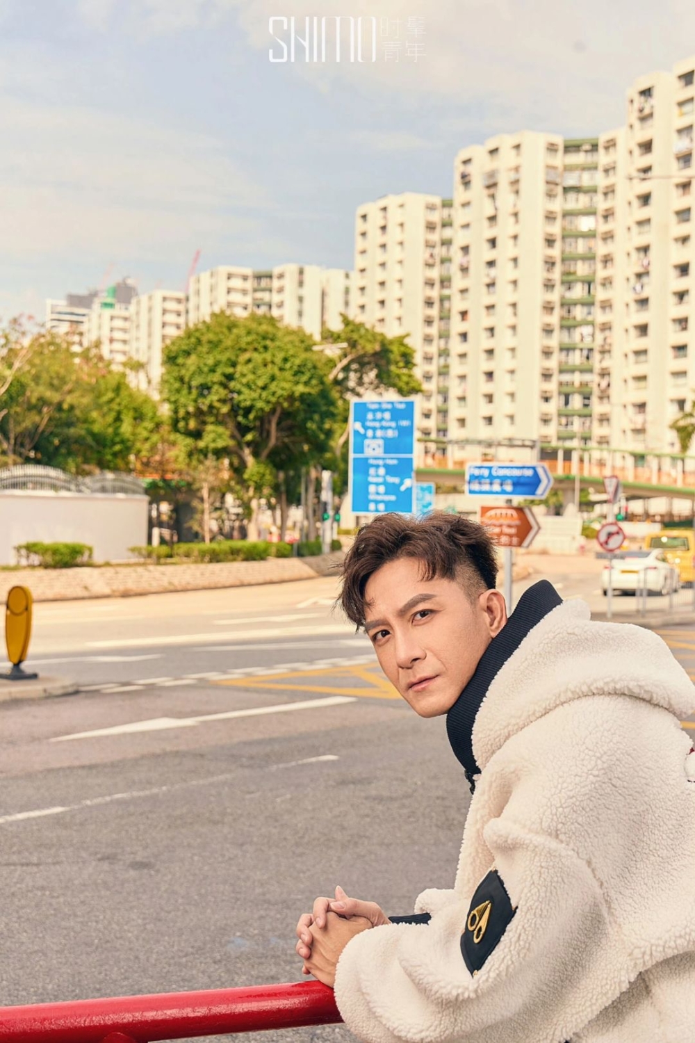 他化了超濃眼線，加上深邃眼神，給人第一印象非常深刻