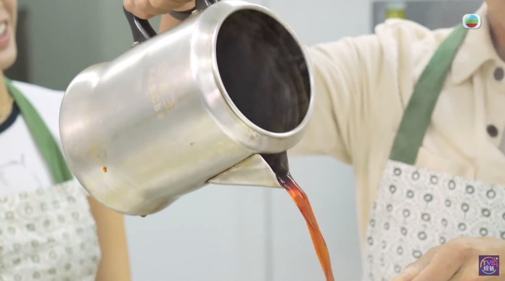 茶記製作茶走嘅時候需要用到煉奶。而煉奶只能溶於熱水當中