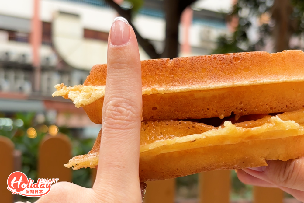 格仔餅厚度足足逾半隻手指。