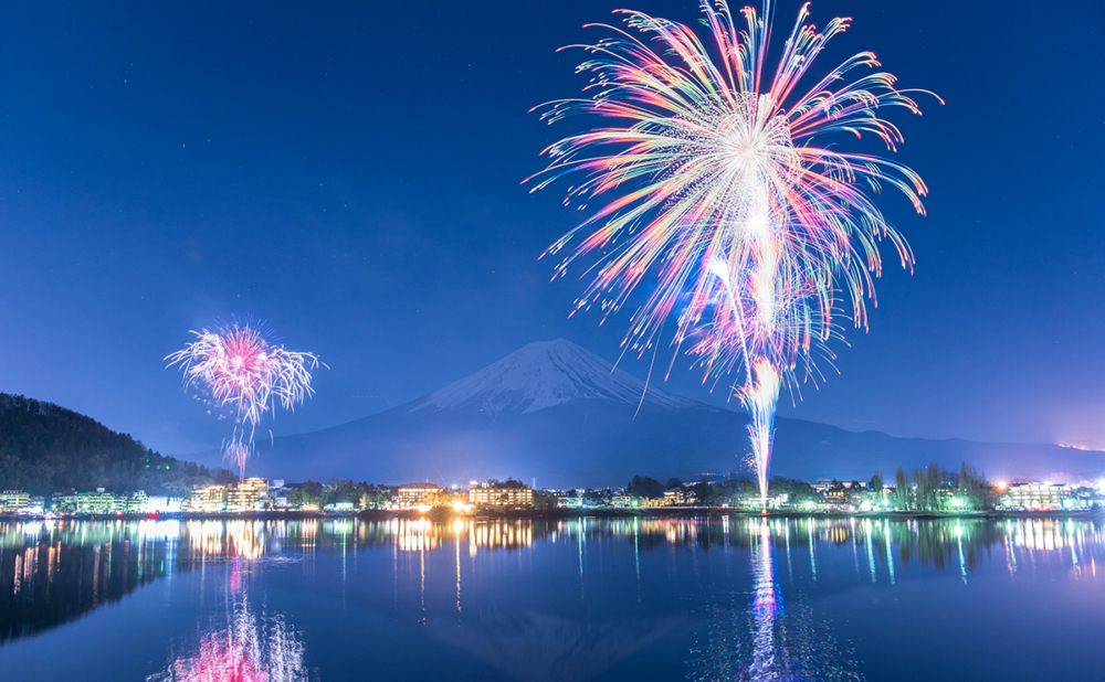 除了抬頭可以觀賞到絕美煙花，湖中倒影的畫面亦非常唯美精彩！