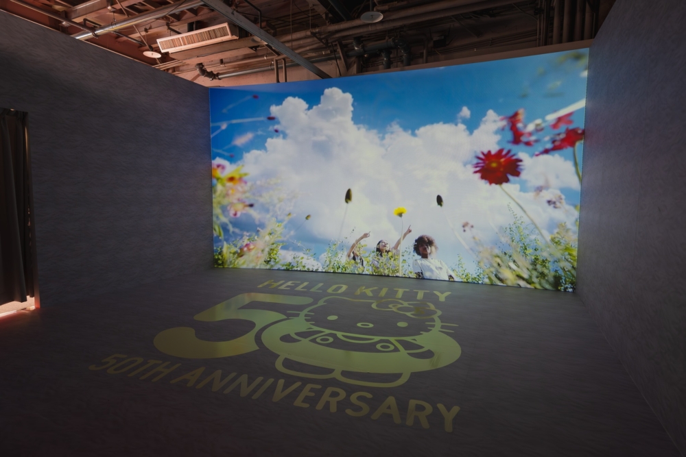 「前導概念影片區」可以觀賞到以Hello Kitty 50週年概念影片，帶大家進入Hello Kitty的奇幻世界！