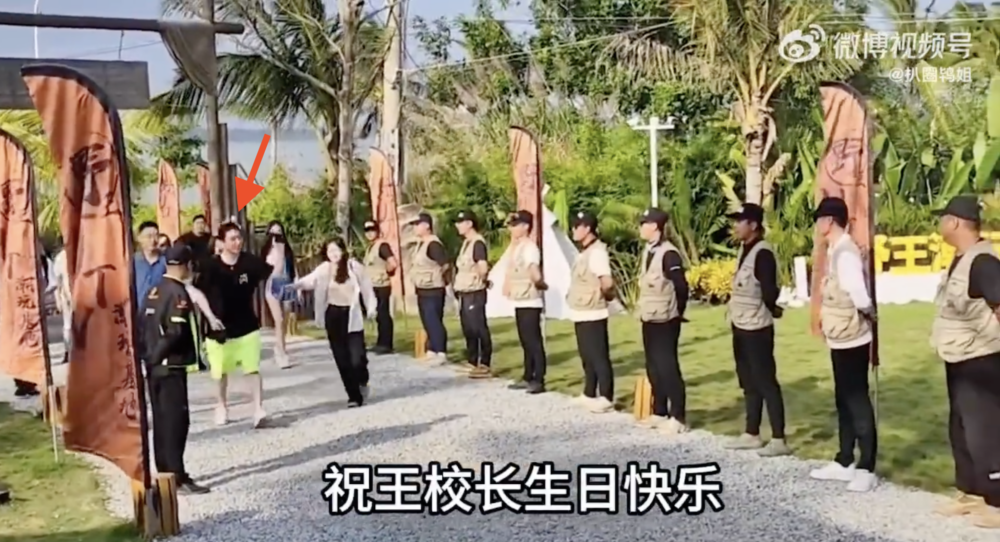 王思聰排場超大，包場地方安排了兩排工作人員齊聲祝他生日快樂