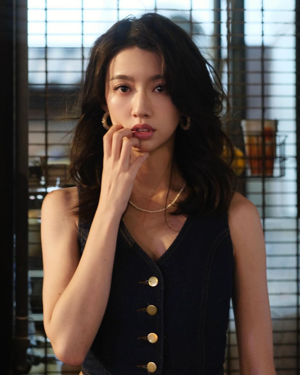 不少網友都向樂小姐投訴指：「樂小姐，别找蔡思貝演戲，内地人不喜歡她，會影響收視率，不信你可以做個調研」