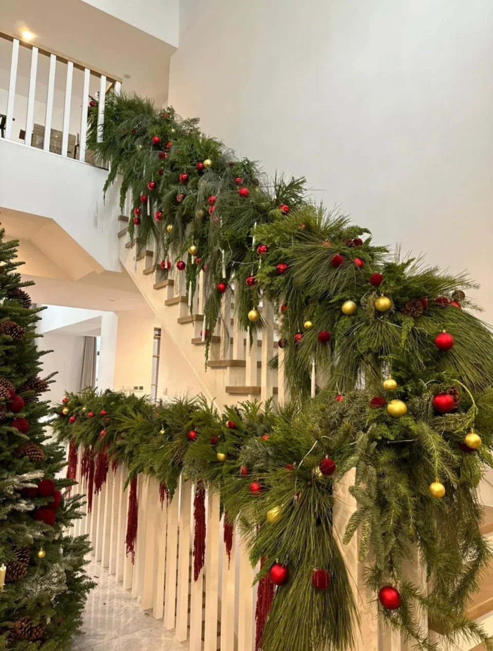 旁邊則是雙樓梯