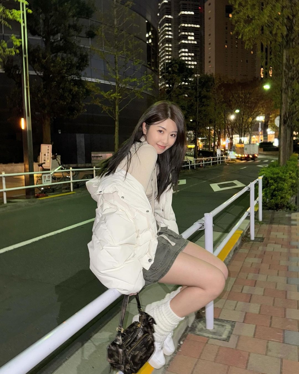 另一方面,Hillary分手後就去咗東京旅行