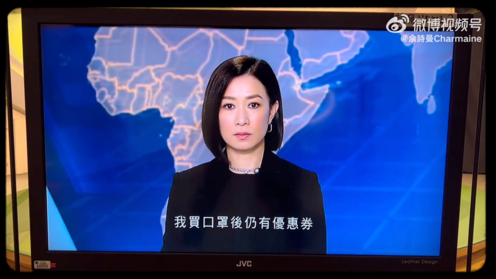 開始時,佘詩曼的表情似乎有些呆滯。