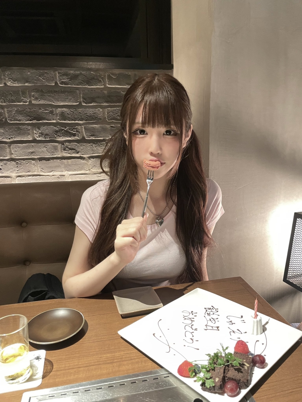 珠愛莉減肥後身型更加窈窕。加上學識咗化妝同打扮，紮起孖辮絕對係一名甜美可愛嘅美少女！