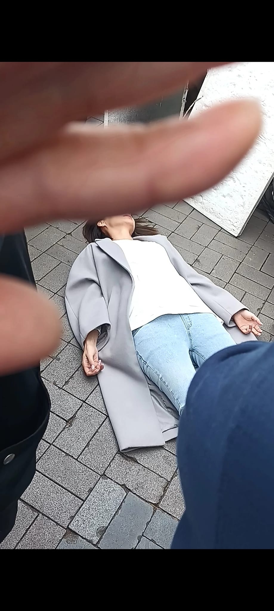 其中一張照片明顯可見有一隻手遮擋鏡頭,似是不願被途人拍到。