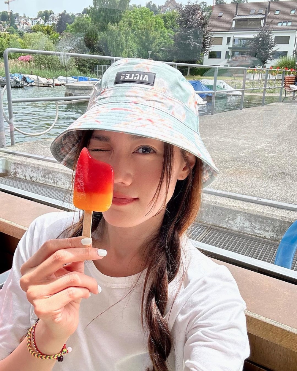 屬牛藝人代表:周秀娜。