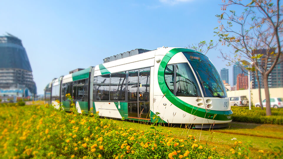 高雄輕軌全線車站共有38站,全長22.1公里。
