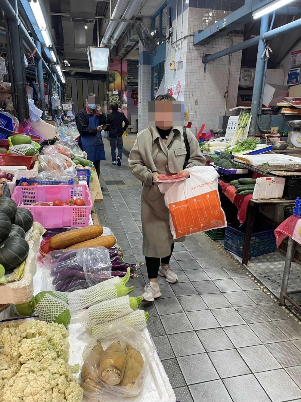 有檔主接過揮春,不過當內地女一要求俾利是「檔主就俾返佢,鬧佢囉」