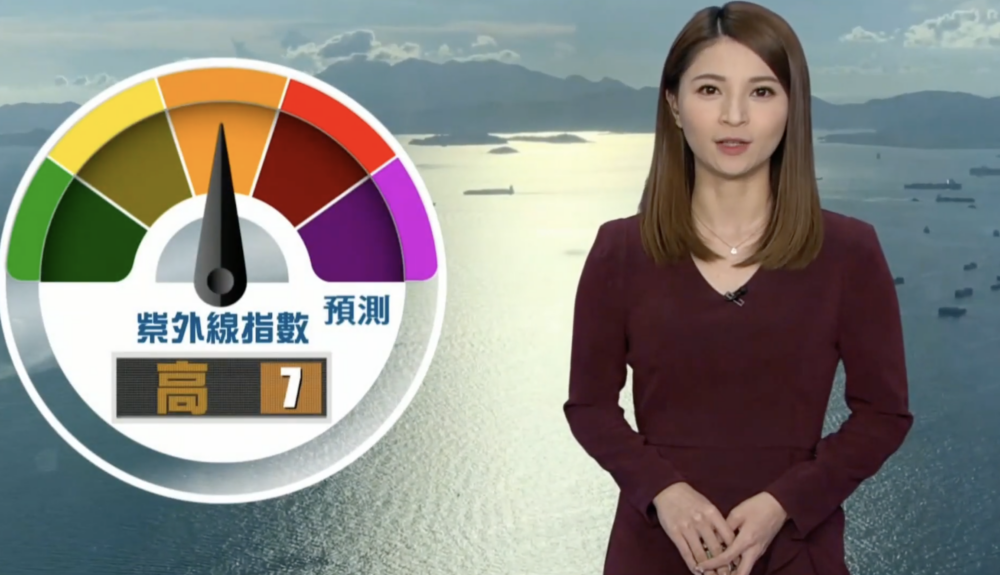 網民讚揚她在這種突發情況下保持專業。