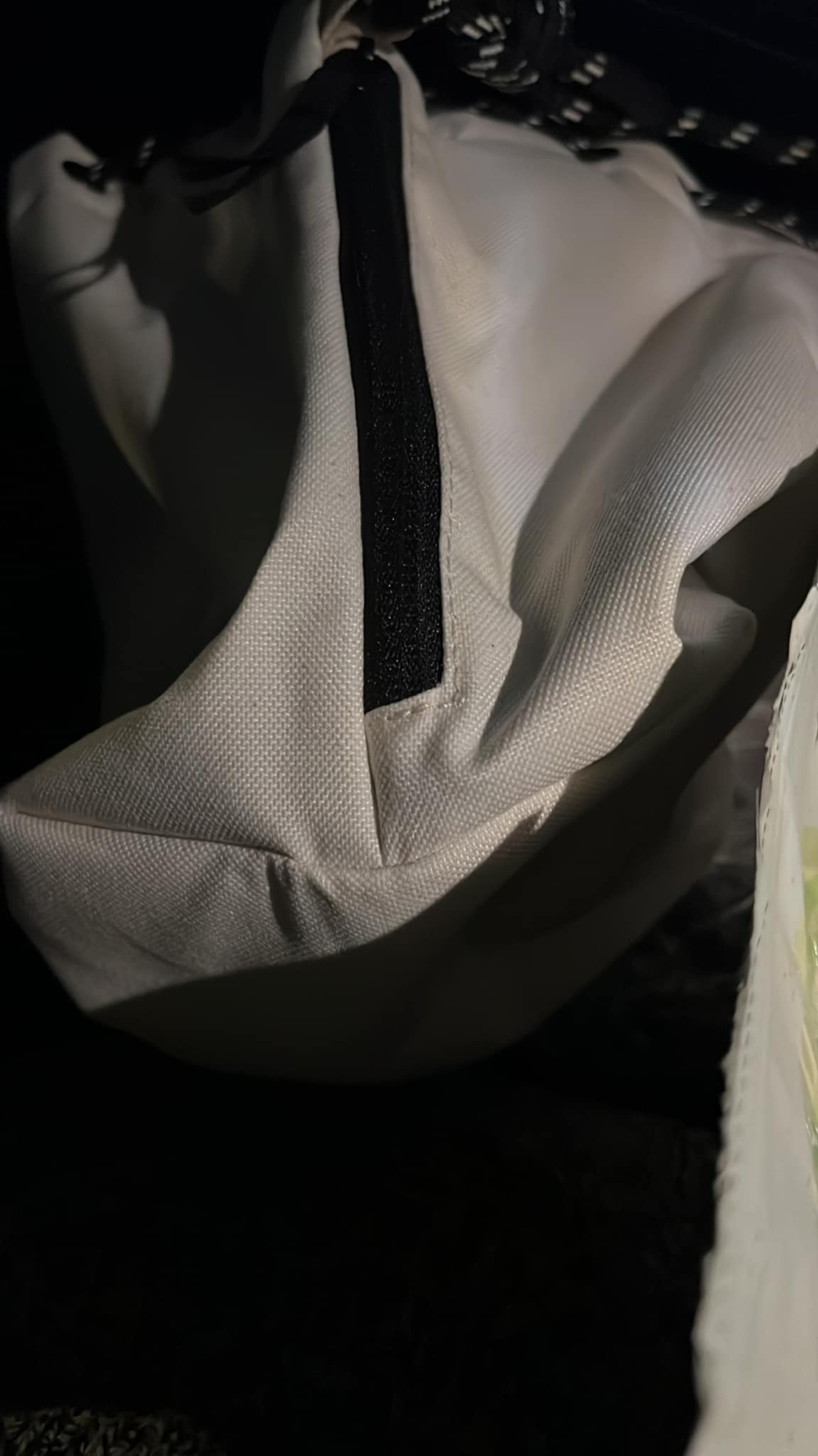 然而山姆版Adidas袋卻沒有旗仔,因此事主懷疑自己買到假貨。