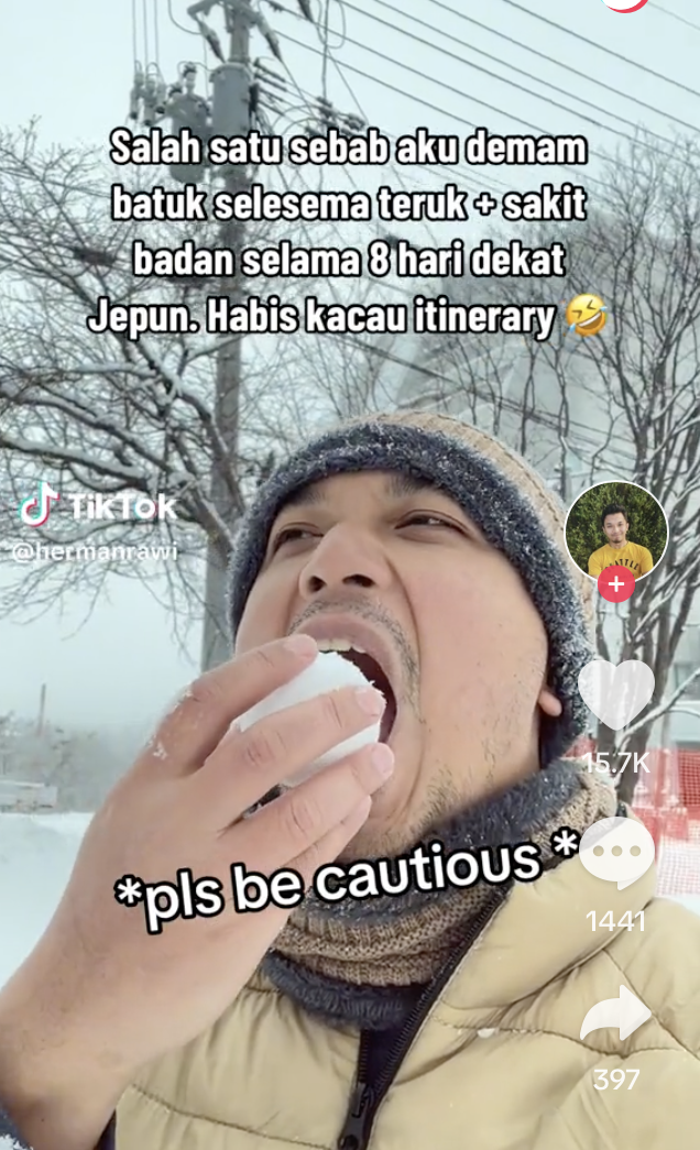 一位馬來西亞遊客在日本旅遊期間卻因從未見過雪太興奮而把雪球吃進肚子