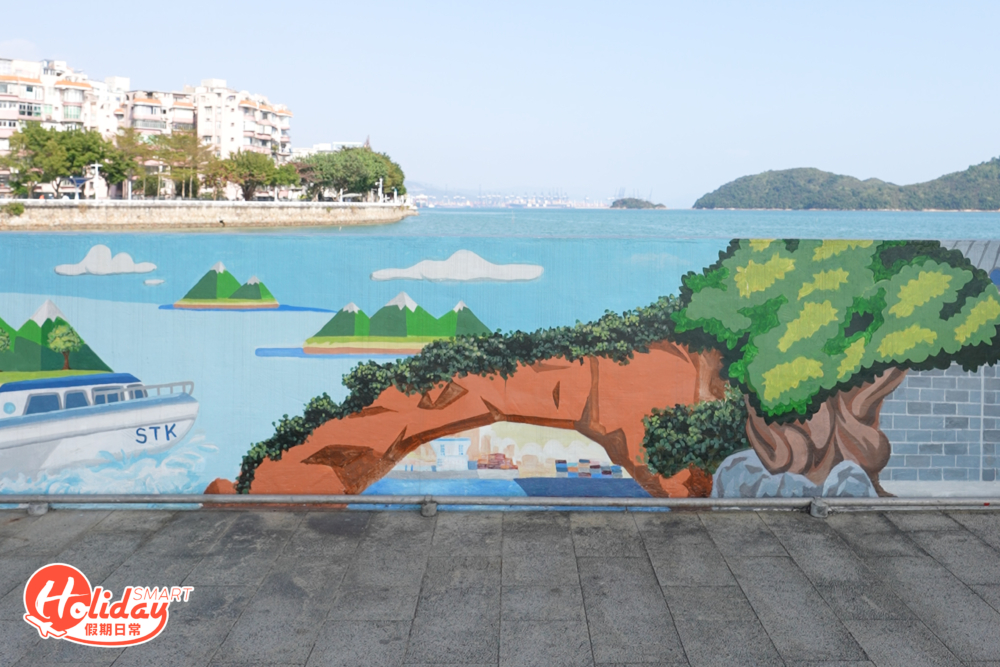 碼頭長廊是浪漫散步的不二之選，牆壁上有沙頭角小學生繪畫的壁畫描繪沙頭角的歷史，打卡一流！