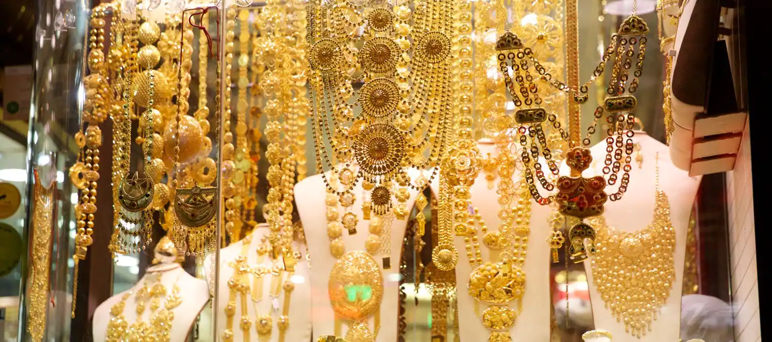 黃金市集攤位陳列咗大量黃金飾物,所有商品均受杜拜政府嚴格監管,保證貨真價實仲可以講價!