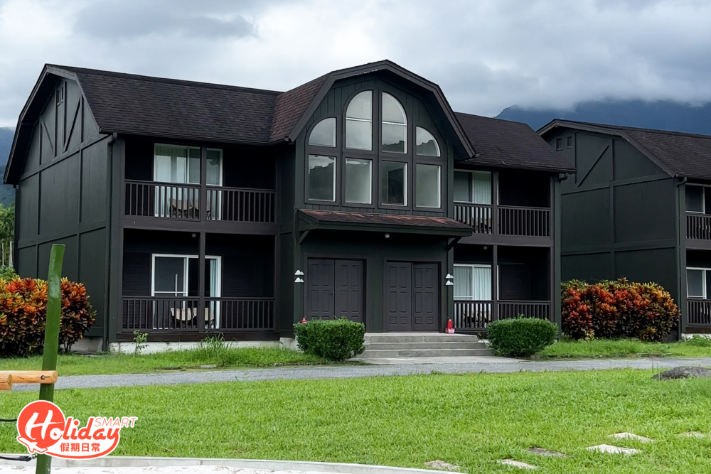 「丘丘‧森旅」座落在兩座大山之間一片草原，住宿以單棟木屋為主，共有52間房。