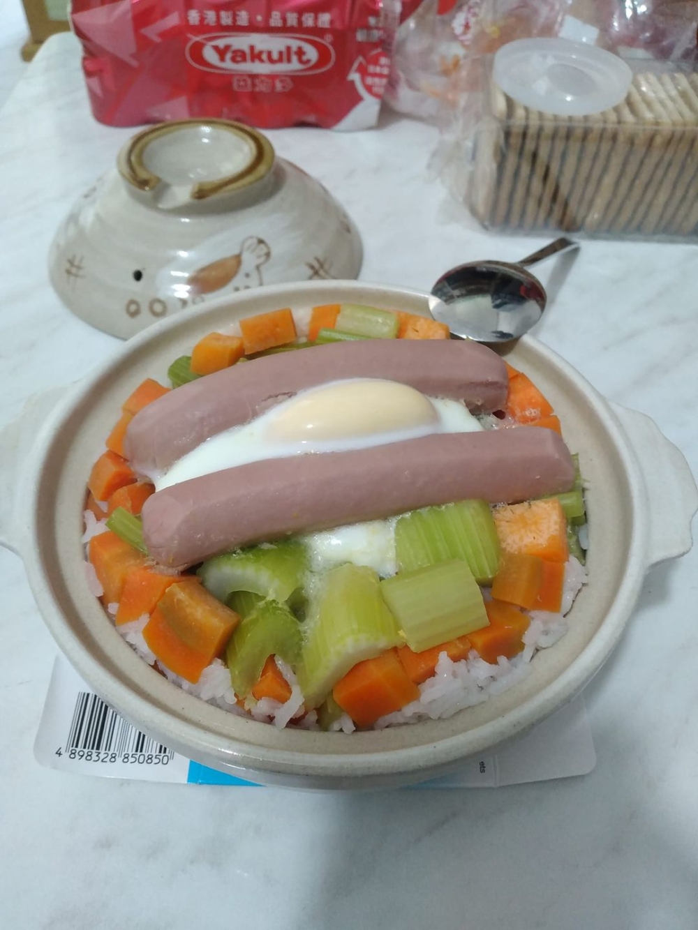 紅蘿蔔粒西芹粒雙腸仔 太陽蛋煲仔飯
