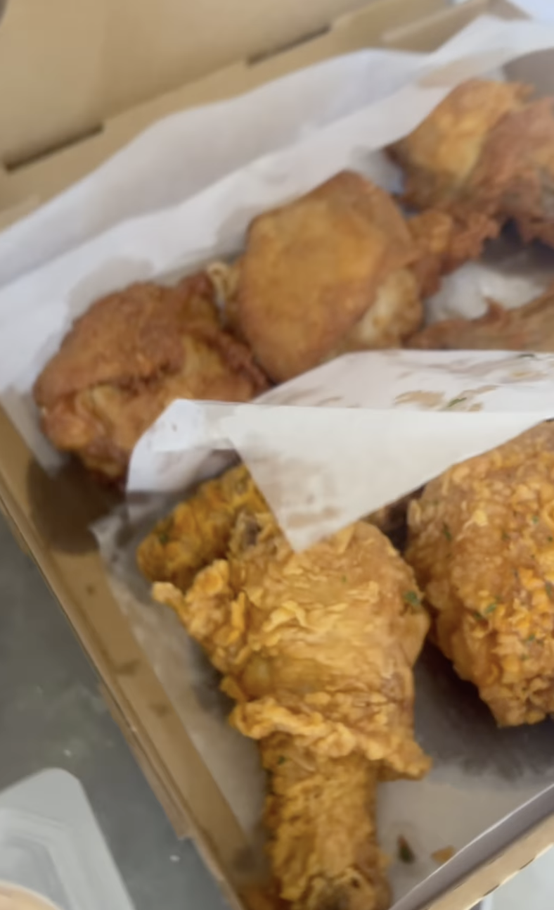 片中所見一班工友下午茶配置超豐富