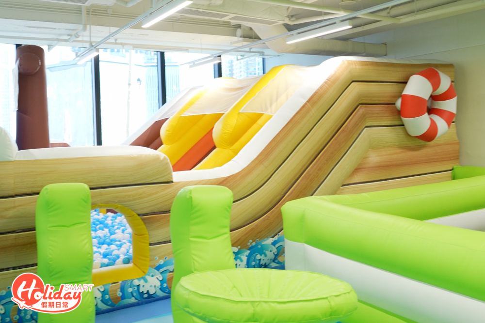 巨船滑梯足足有3米高。