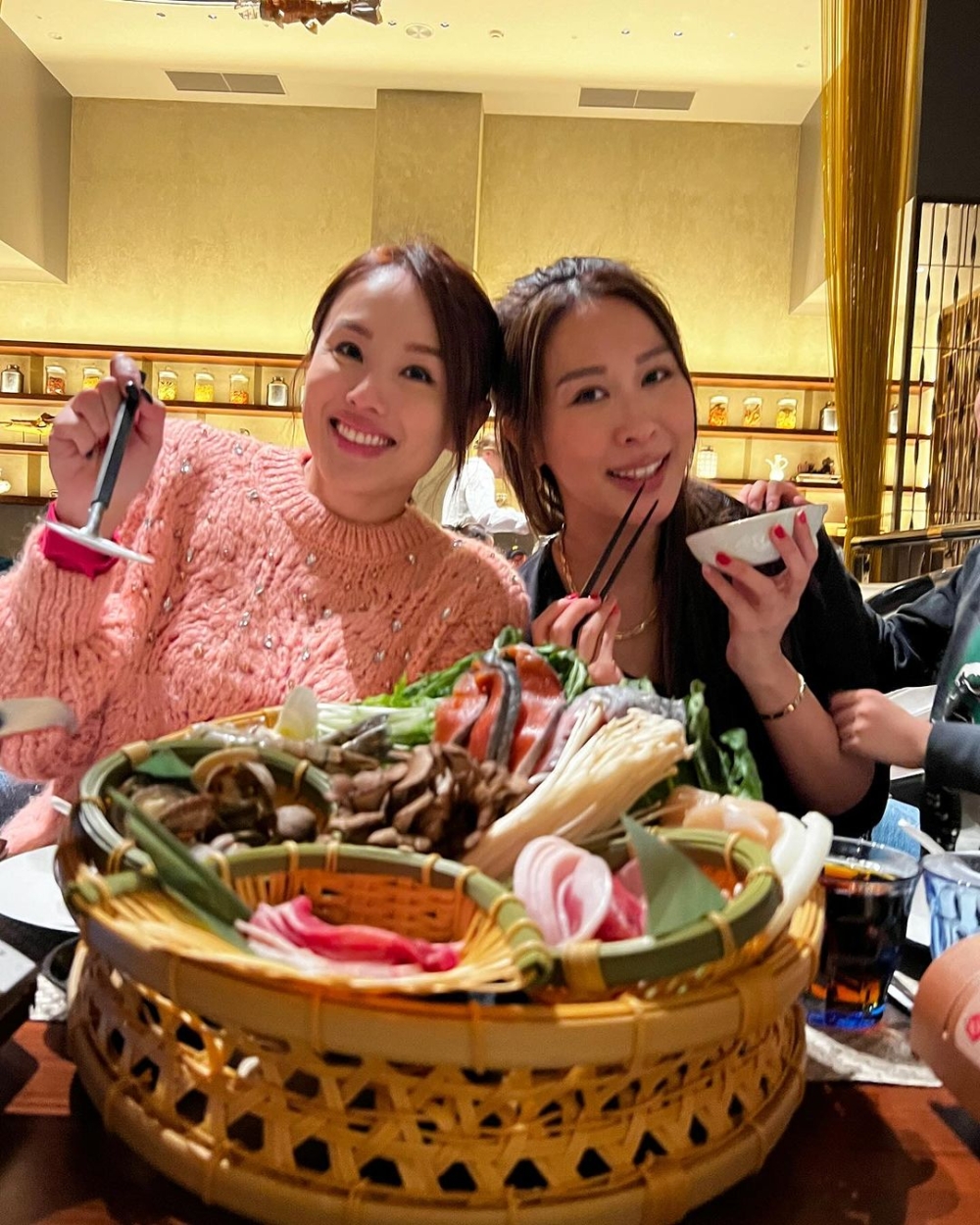 同行的還有楊洛雯同屆的港姐冠軍曹敏莉一家