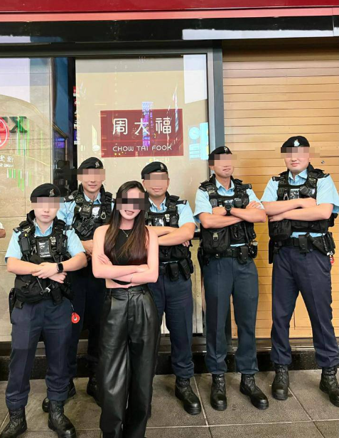 內地女生於蘭桂坊與5位全副武裝的警察合照。