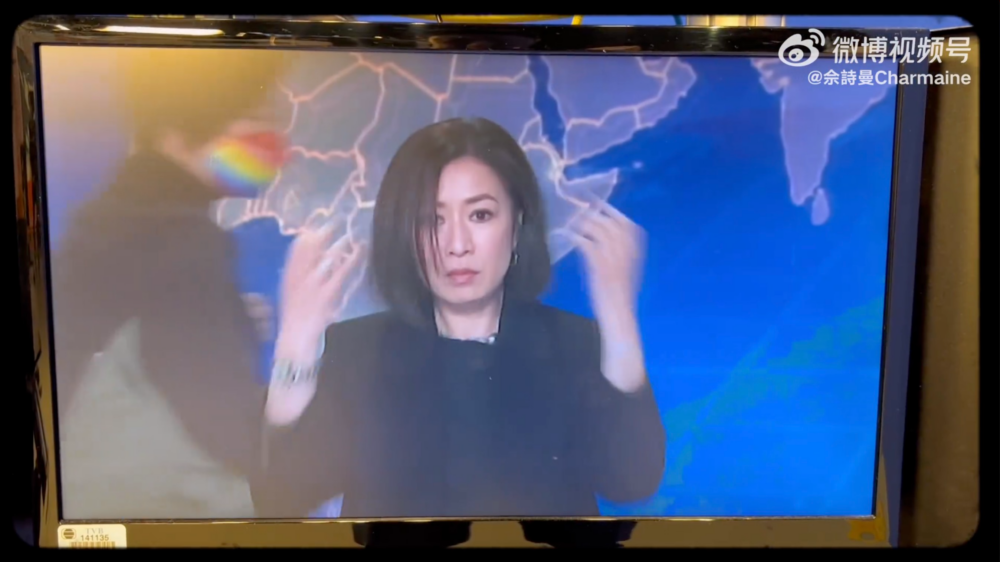 為了最佳形象,阿佘不停調整髮型