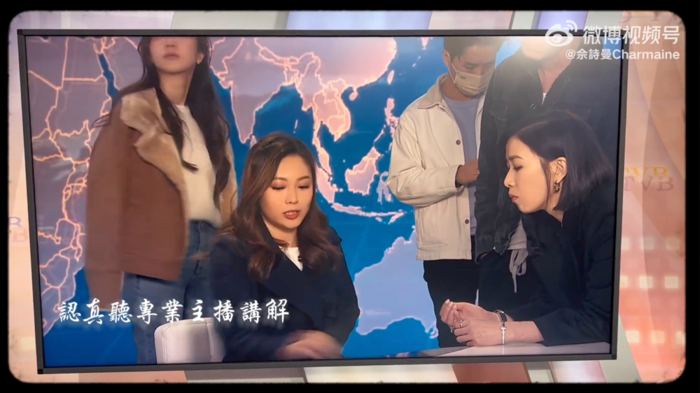 新聞部的黃曉盈也耐心教導她報道新聞的技巧。